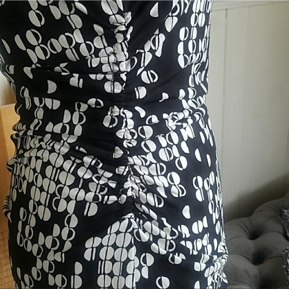 Vince Camuto ✦ Black White Geometric Blouse ✦ Cinched Sides V-Neck Sleeveless S - Picture 6 of 16